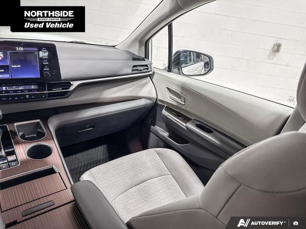 2024 Toyota Sienna LE 8-Passenger 4dr Front-Wheel Drive Passenger Van Photo