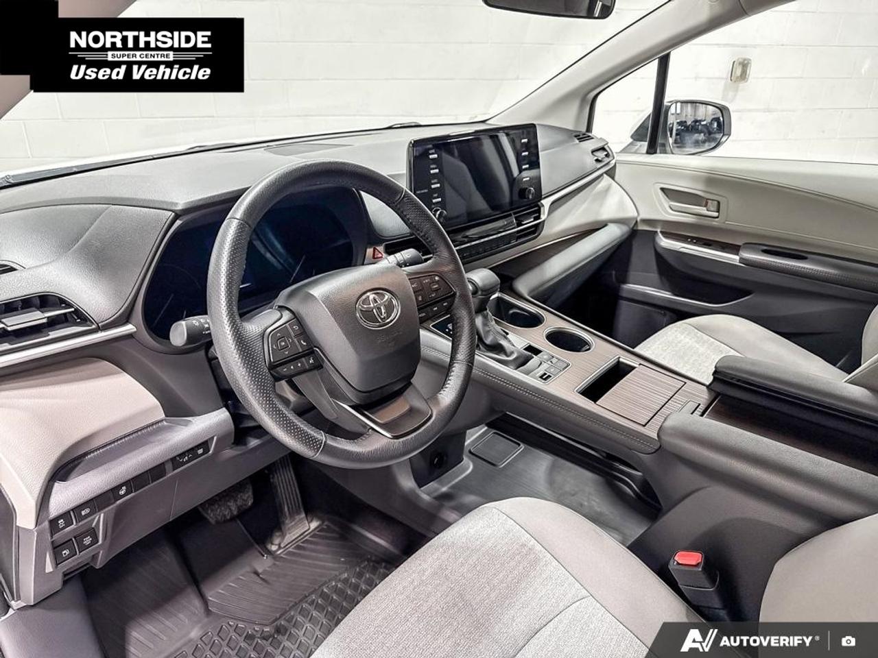 2024 Toyota Sienna LE 8-Passenger 4dr Front-Wheel Drive Passenger Van Photo