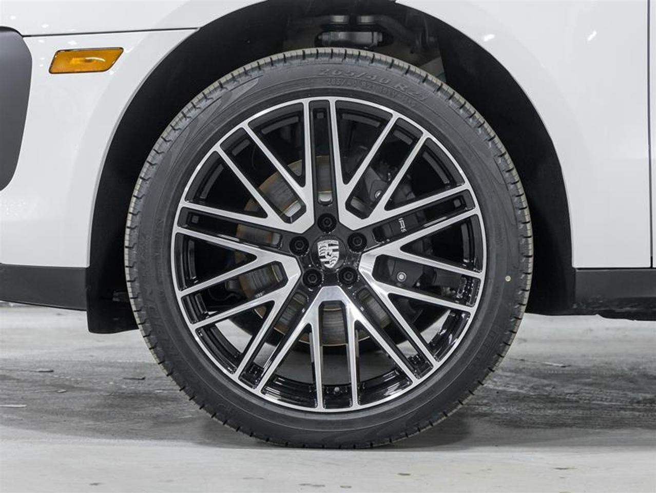 2026 Porsche Macan  Photo4