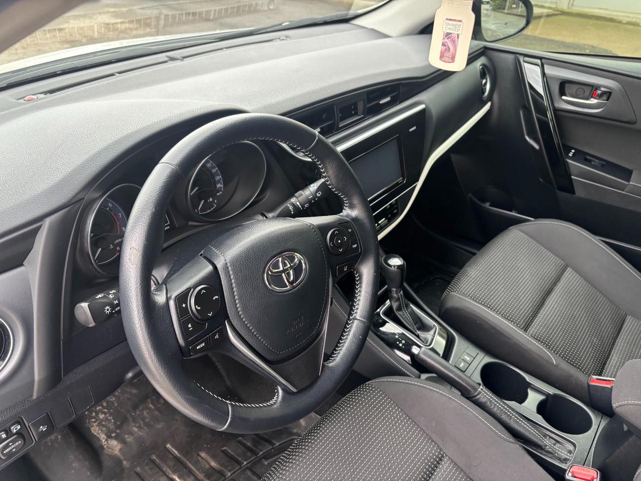 2017 Toyota Corolla iM Base (M6) 5dr Hatchback Photo