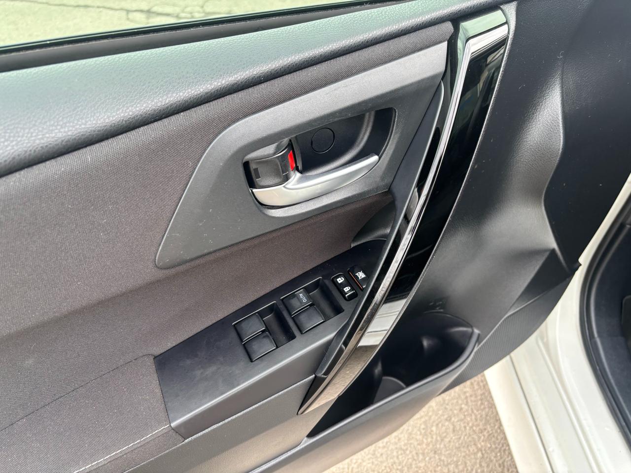 2017 Toyota Corolla iM Base (M6) 5dr Hatchback Photo