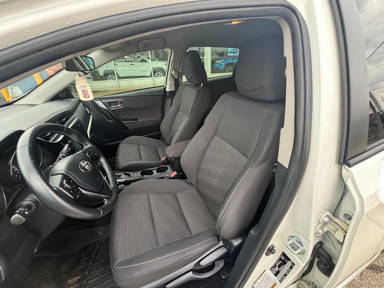 2017 Toyota Corolla iM Base (M6) 5dr Hatchback Photo