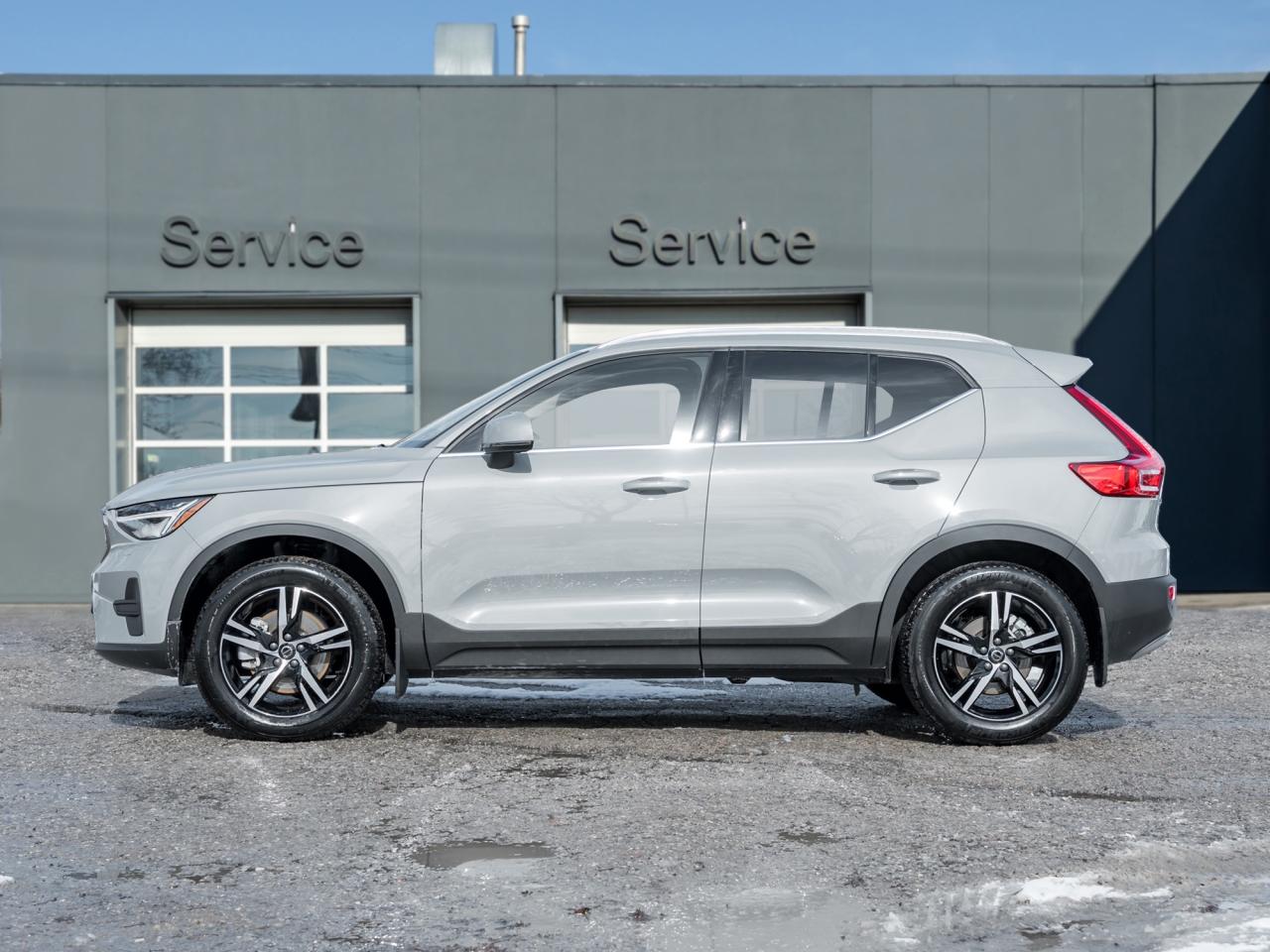 2025 Volvo XC40 B5 AWD Core Bright Theme  CPO FIN RATE  3.49%-4%* Photo