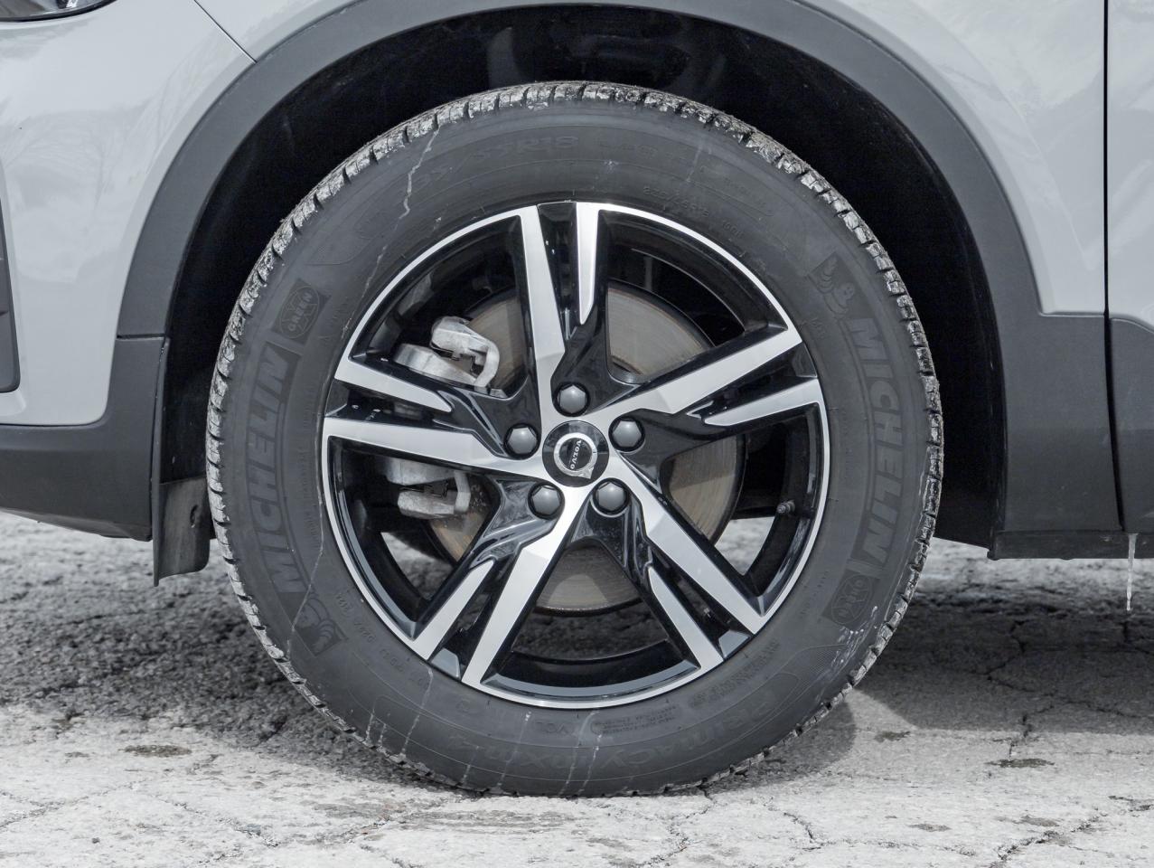 2025 Volvo XC40 B5 AWD Core Bright Theme  NONE DAILY RENTAL  CPO Photo3