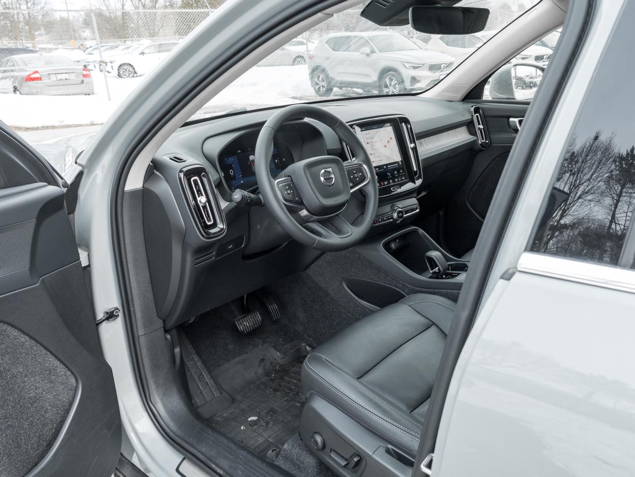 2025 Volvo XC40 B5 AWD Core Bright Theme  NONE DAILY RENTAL  CPO Photo