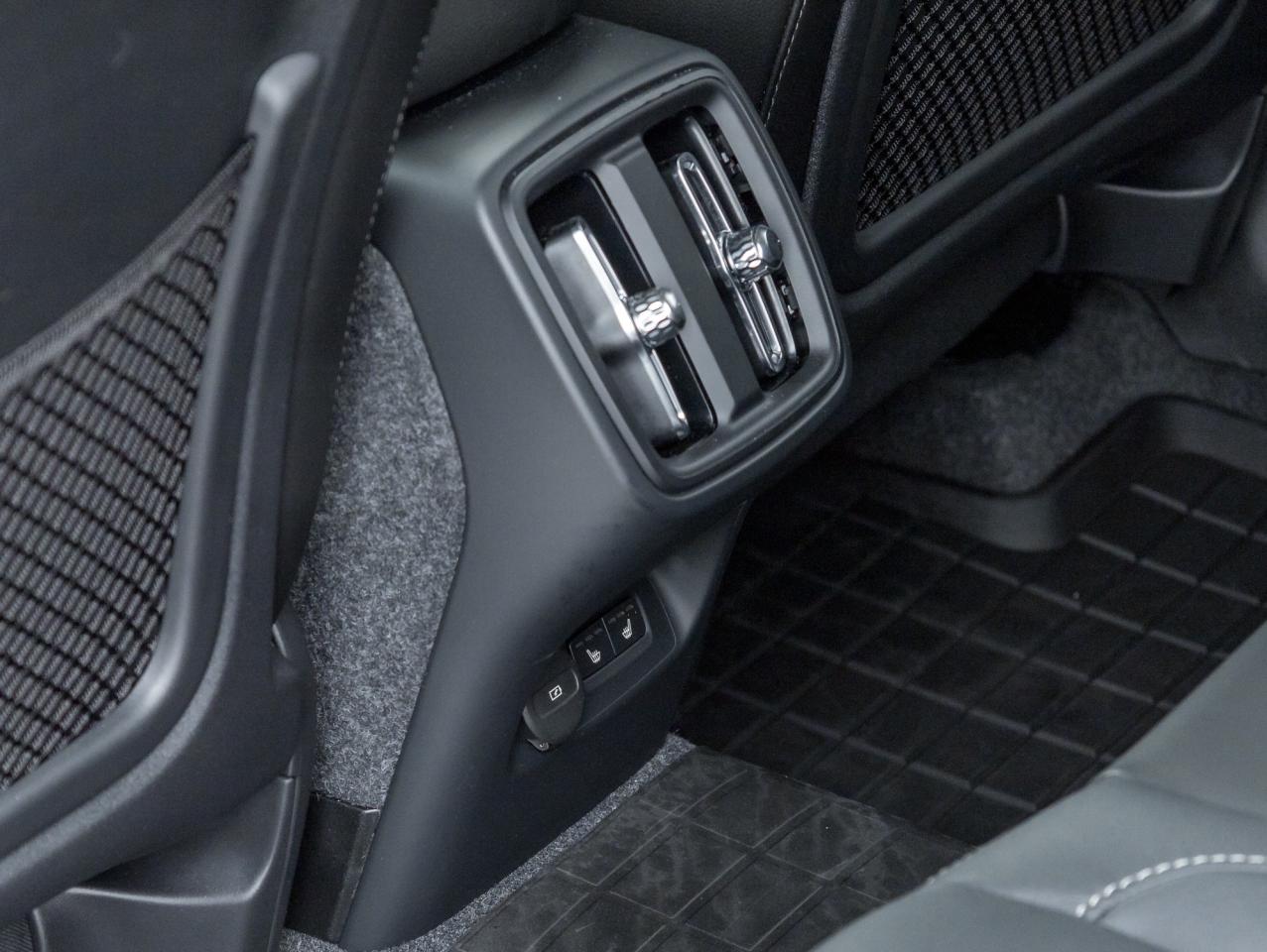 2025 Volvo XC40 B5 AWD Core Bright Theme  NONE DAILY RENTAL  CPO Photo