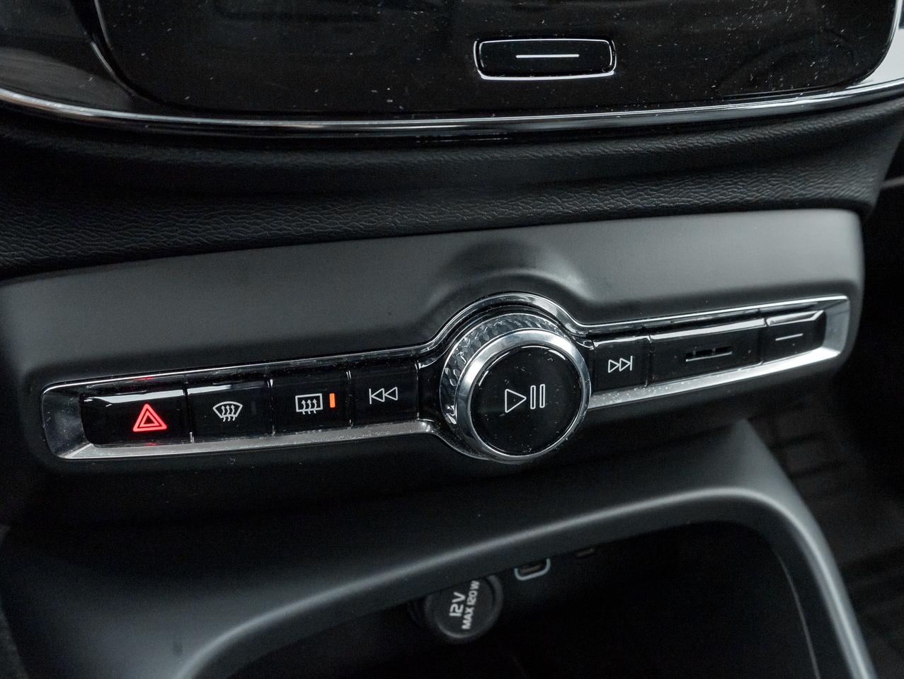 2025 Volvo XC40 B5 AWD Core Bright Theme  NONE DAILY RENTAL  CPO Photo