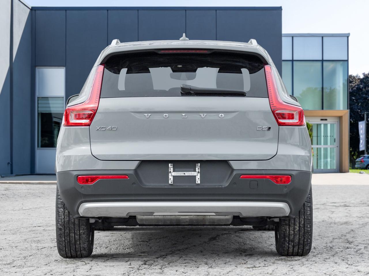 2025 Volvo XC40 B5 AWD Core Bright Theme  NONE DAILY RENTAL  CPO Photo4