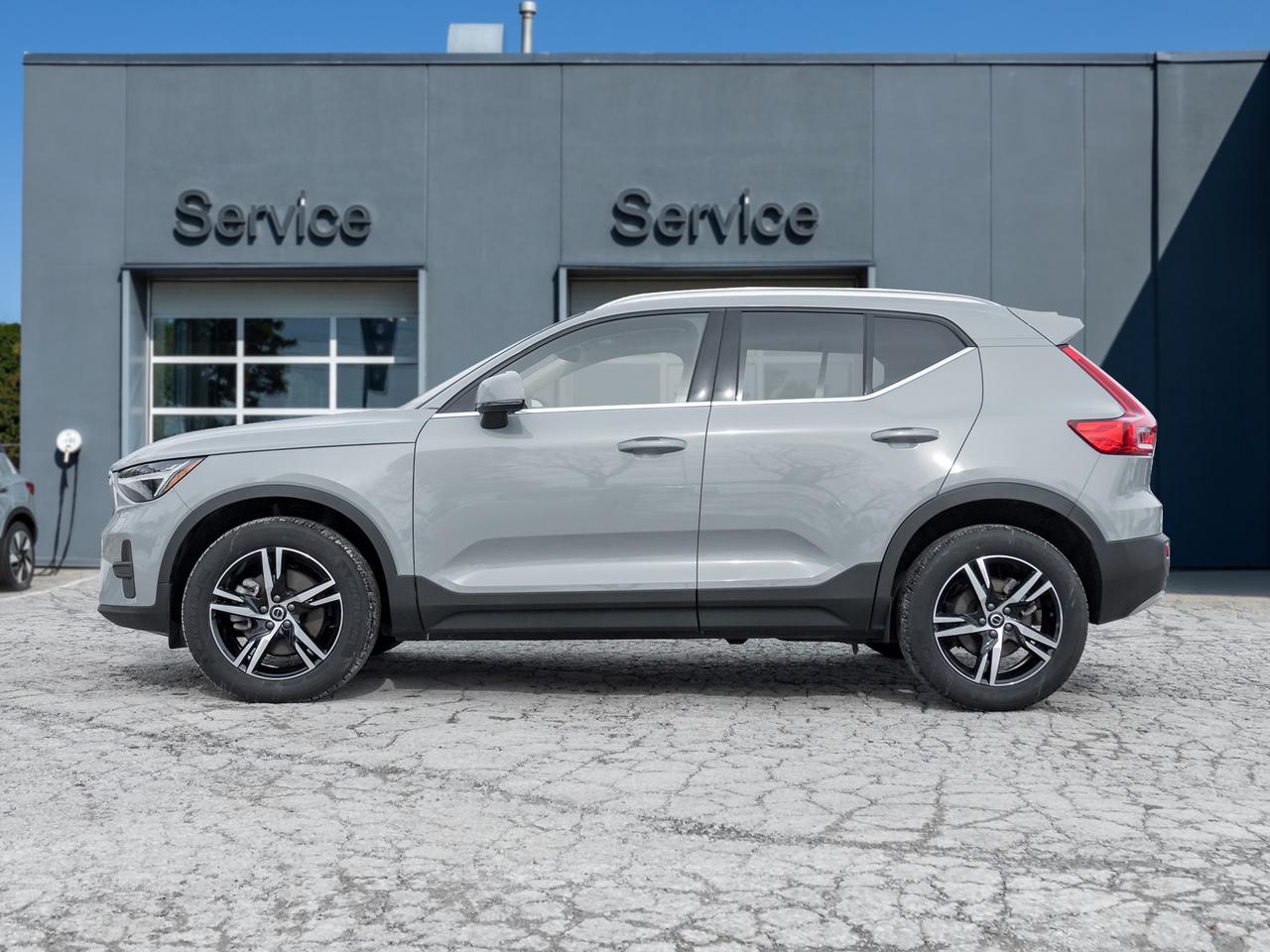 2025 Volvo XC40 B5 AWD Core Bright Theme  NONE DAILY RENTAL  CPO Photo