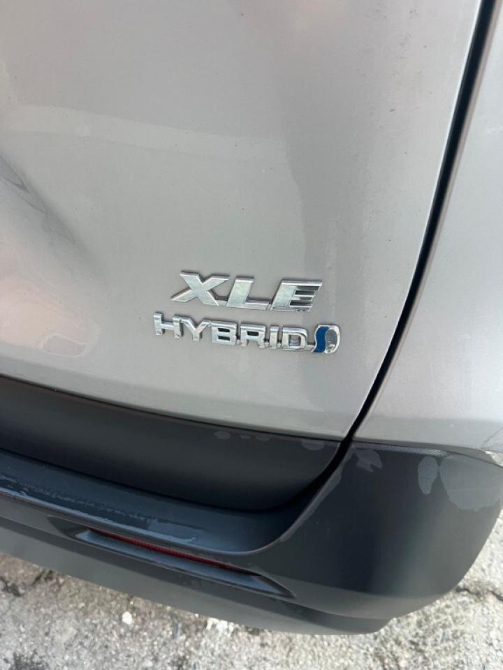2023 Toyota RAV4 Hybrid XLE AWD / Sunroof / NAVI / CarPlay / Heated Seats Photo