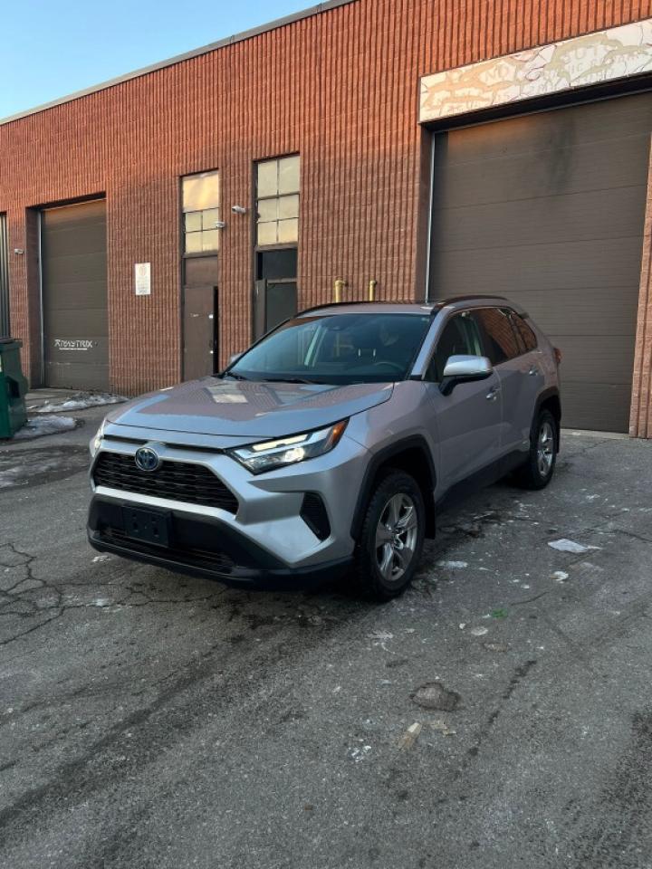2023 Toyota RAV4 Hybrid XLE AWD / Sunroof / NAVI / CarPlay / Heated Seats Photo