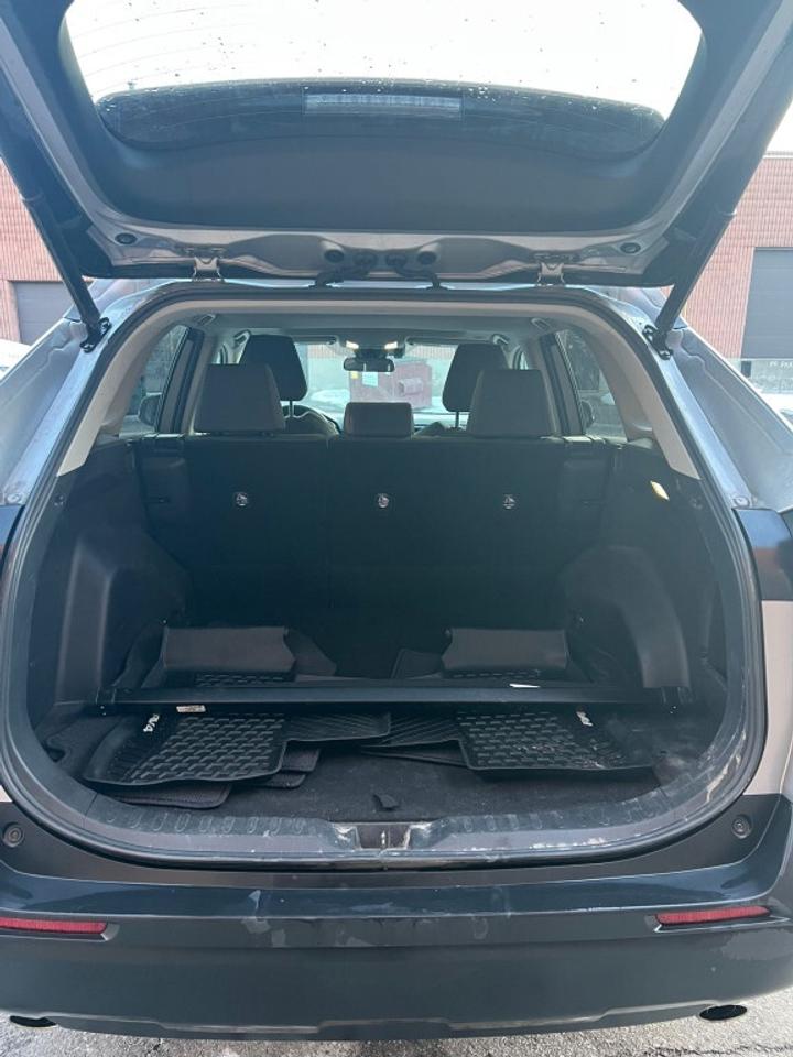 2023 Toyota RAV4 Hybrid XLE AWD / Sunroof / NAVI / CarPlay / Heated Seats Photo