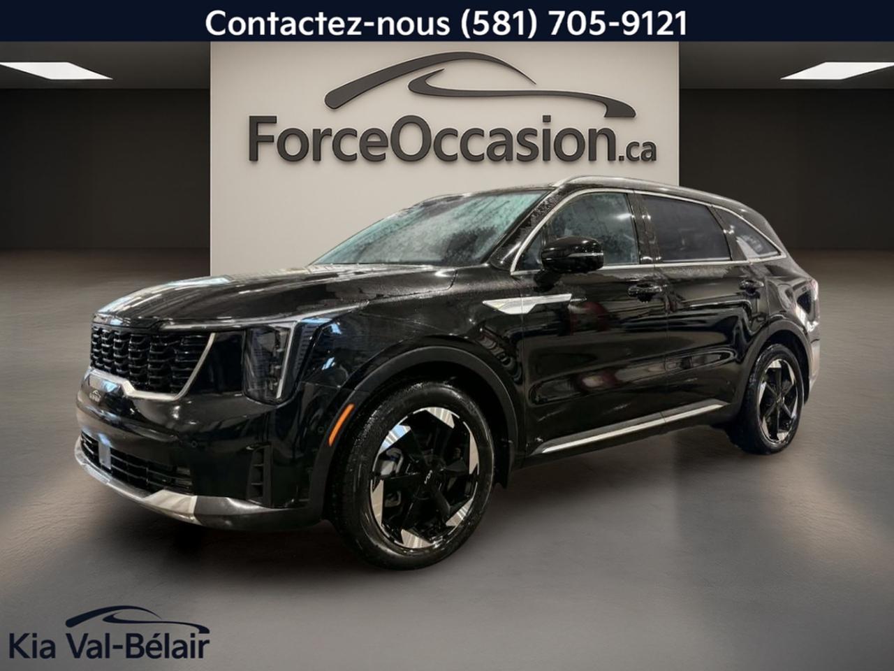 Jamais Accidenté // Inspecté en 135 points

Le Kia Sorento PHEV 2025 SX * AWD * TURBO * 261HP * CUIR * TOIT * BOSE * CAMÉRA 360° * proposé chez Kia Val-Bélair
à Québec est un VUS hybride rechargeable pensé pour réduire la consommation au quotidien tout en gardant la polyvalence dun véhicule à 4 portes. Avec sa couleur noire extérieure et son habitacle noir, sa transmission automatique et seulement 14 638 km, il vise un équilibre concret entre confort, technologie et traction intégrale.

CARACTÉRISTIQUES DU SORENTO PHEV SX * AWD * TURBO * 261HP * CUIR * TOIT * BOSE * CAMÉRA 360° *
»» Puissance combinée annoncée de 261 hp  
»» Système audio Bose inclus  
»» Toit panoramique avec toit ouvrant en verre  
»» Caméra 360° pour manoeuvres précises  

CARACTÉRISTIQUES DE SÉCURITÉ AVANCÉES  
»» Avertissement de sortie de voie  
»» Surveillance des angles morts  
»» Caméra de recul pour stationnement  
»» Coussins gonflables latéraux et rideaux  

PERFORMANCE ET EFFICACITÉ  
»» Moteur 1,6 L hybride rechargeable (PHEV)  
»» Transmission automatique 6 vitesses à double embrayage  
»» Contrôle de stabilité pour tenue de route  
»» Système de freinage antiblocage (ABS)  

CONFORT  
»» Climatisation automatique à deux zones  
»» Contrôle de climatisation arrière dédié  
»» Sièges avant chauffants  
»» Sièges arrière chauffants  

TECHNOLOGIE ET CONNECTIVITÉ  
»» Système de navigation (GPS) intégré  
»» Intégration Bluetooth pour appels et audio  
»» Commandes audio au volant  
»» Radio satellite et radio HD  

ESPACE DE CHARGEMENT  
»» Hayon électrique pour accès simplifié  
»» Ouverture à distance du coffre  
»» Accès au coffre arrière  
»» Pneu de secours inclus  

APPRÉCIÉ DES AUTRES PROPRIÉTAIRES  
»» Conduite douce en mode hybride rechargeable  
»» Confort général pour la famille  
»» Traction intégrale rassurante lhiver  
»» Technologies daide au stationnement pratiques  

GARANTIE  
»» Garantie légale seulement  
»» Garantie dusage  
»» Garantie de durée raisonnable  
»» Garantie contre les vices cachés  

Ce Kia Sorento PHEV 2025 se démarque par sa formule hybride rechargeable, sa traction intégrale AWD et un équipement axé sur la vie de tous les jours, comme la climatisation arrière, les sièges chauffants avant et arrière, et le hayon électrique. Ajoutez la caméra 360°, le toit panoramique et laudio Bose, et vous obtenez un VUS bien équipé, prêt pour Québec et ses saisons.

Le NIV de ce Kia Sorento PHEV SX * AWD * TURBO * 261HP * CUIR * TOIT * BOSE * CAMÉRA 360° * 2025 est le KNDRMDJH0S5339872 .

Garantie prolongée disponible, livraison en 48h