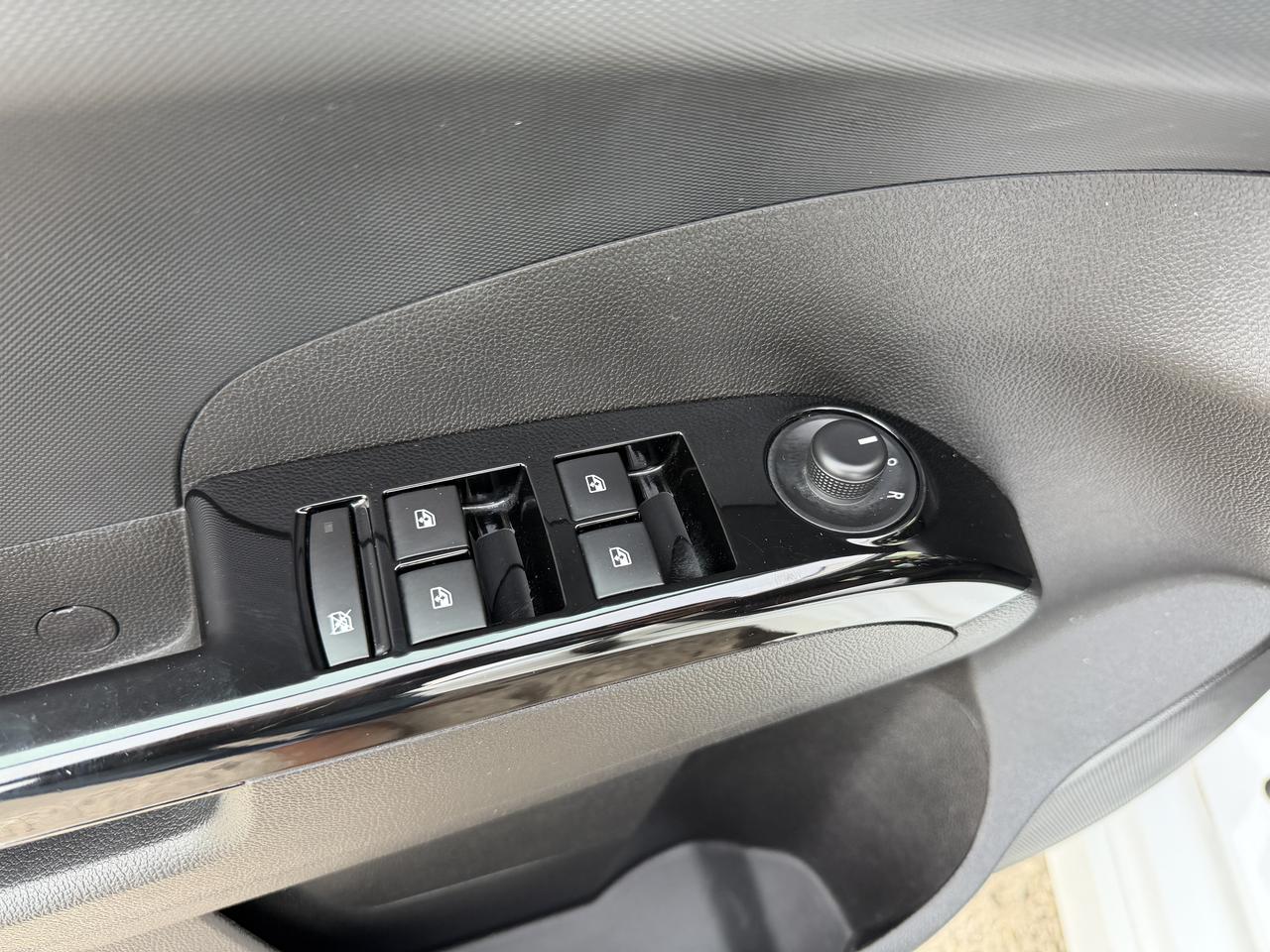 2017 Chevrolet Sonic LT - LOW KM, AUTO, SUNROOF, HEATED SEATS, B/U CAM! Photo