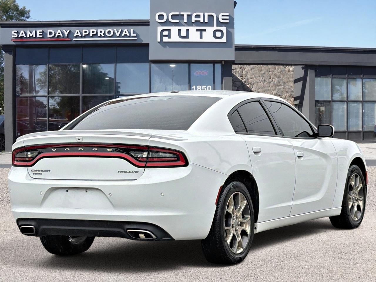 2017 Dodge Charger 4dr Sdn SXT AWD Photo4