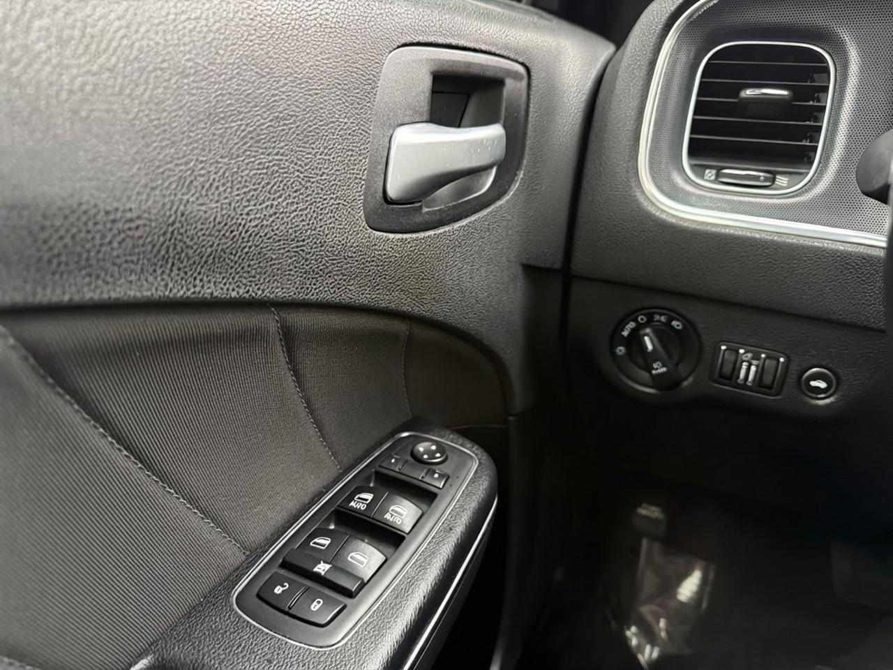2017 Dodge Charger 4dr Sdn SXT AWD Photo