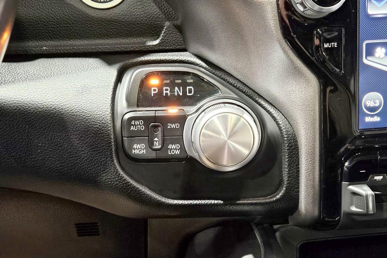13684022