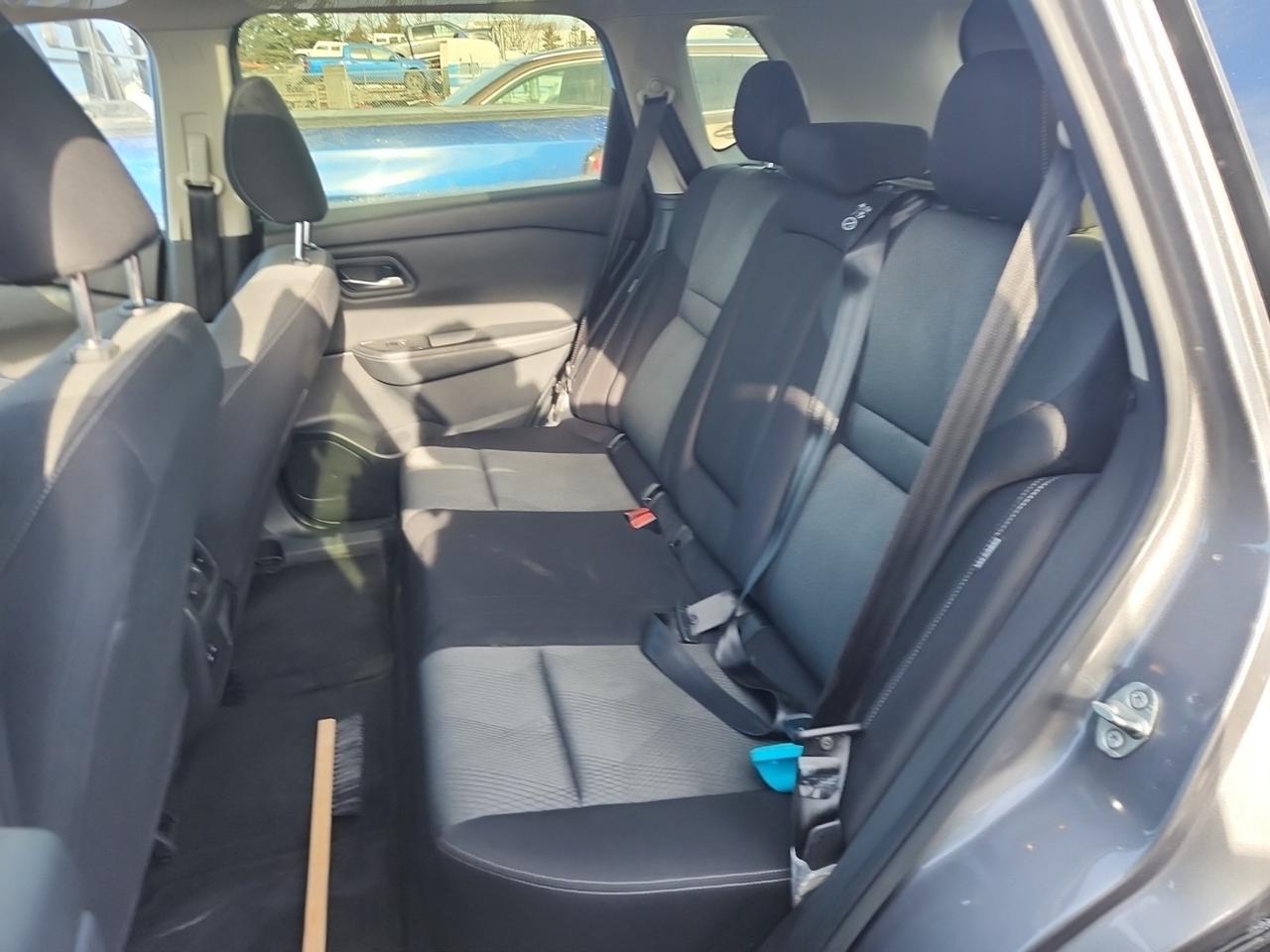 2024 Nissan Rogue SV MOONROOF Photo2