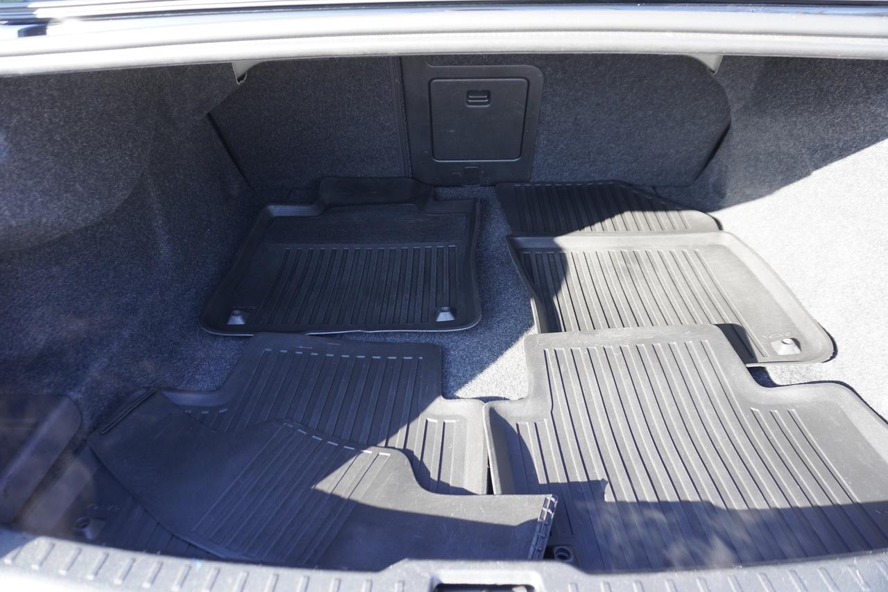 2019 Volvo S60 R-DESIGN / 1 OWNER / NO ACCIDENTS / AWD / FUN !! Photo