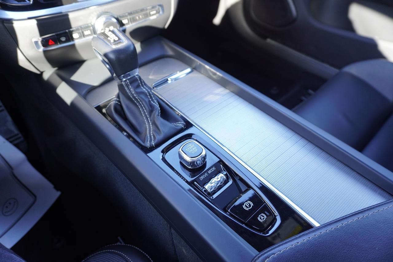 2019 Volvo S60 R-DESIGN / 1 OWNER / NO ACCIDENTS / AWD / FUN !! Photo