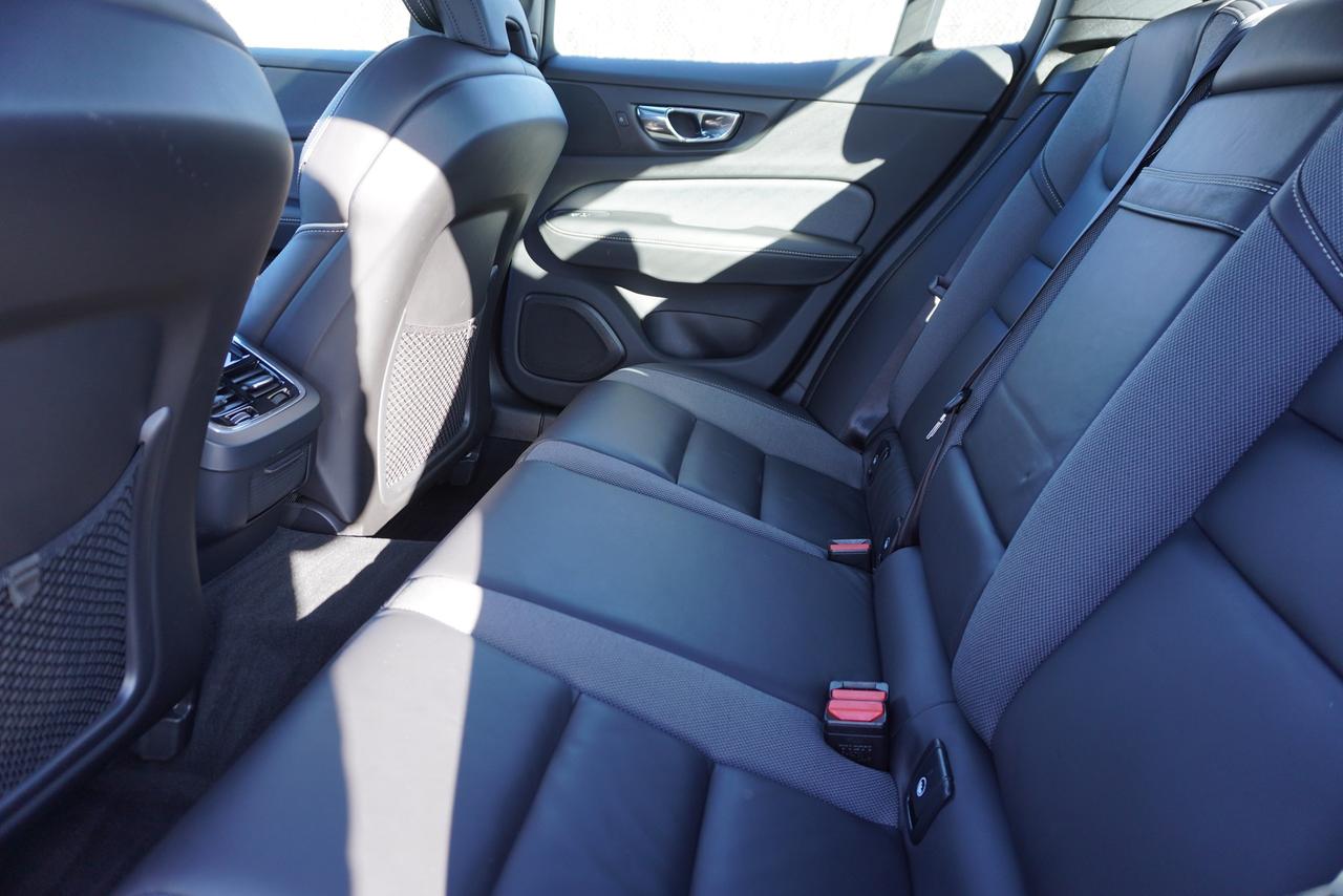 2019 Volvo S60 R-DESIGN / 1 OWNER / NO ACCIDENTS / AWD / FUN !! Photo