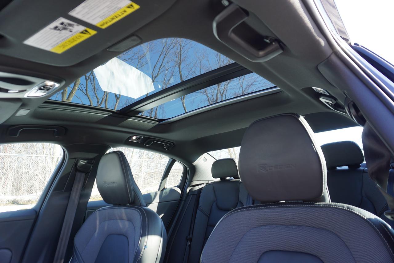 2019 Volvo S60 R-DESIGN / 1 OWNER / NO ACCIDENTS / AWD / FUN !! Photo