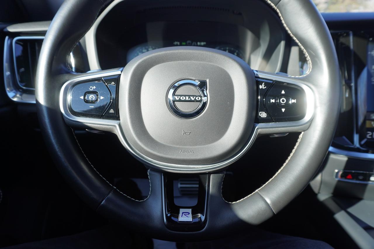 2019 Volvo S60 R-DESIGN / 1 OWNER / NO ACCIDENTS / AWD / FUN !! Photo