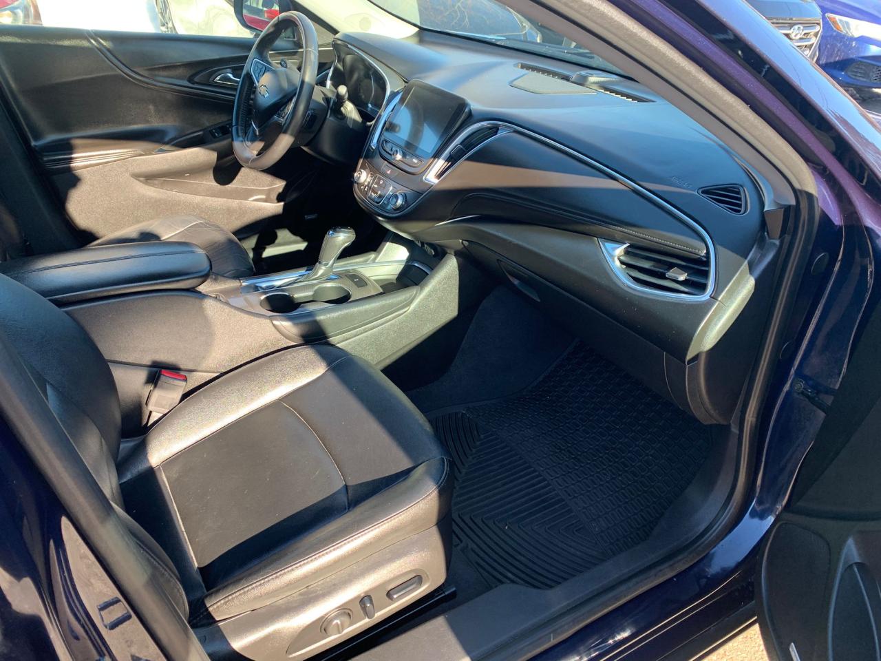 2017 Chevrolet Malibu LT/ LEATHER /ROOF / NAVI / REAR CAM / MINT /AC / Photo