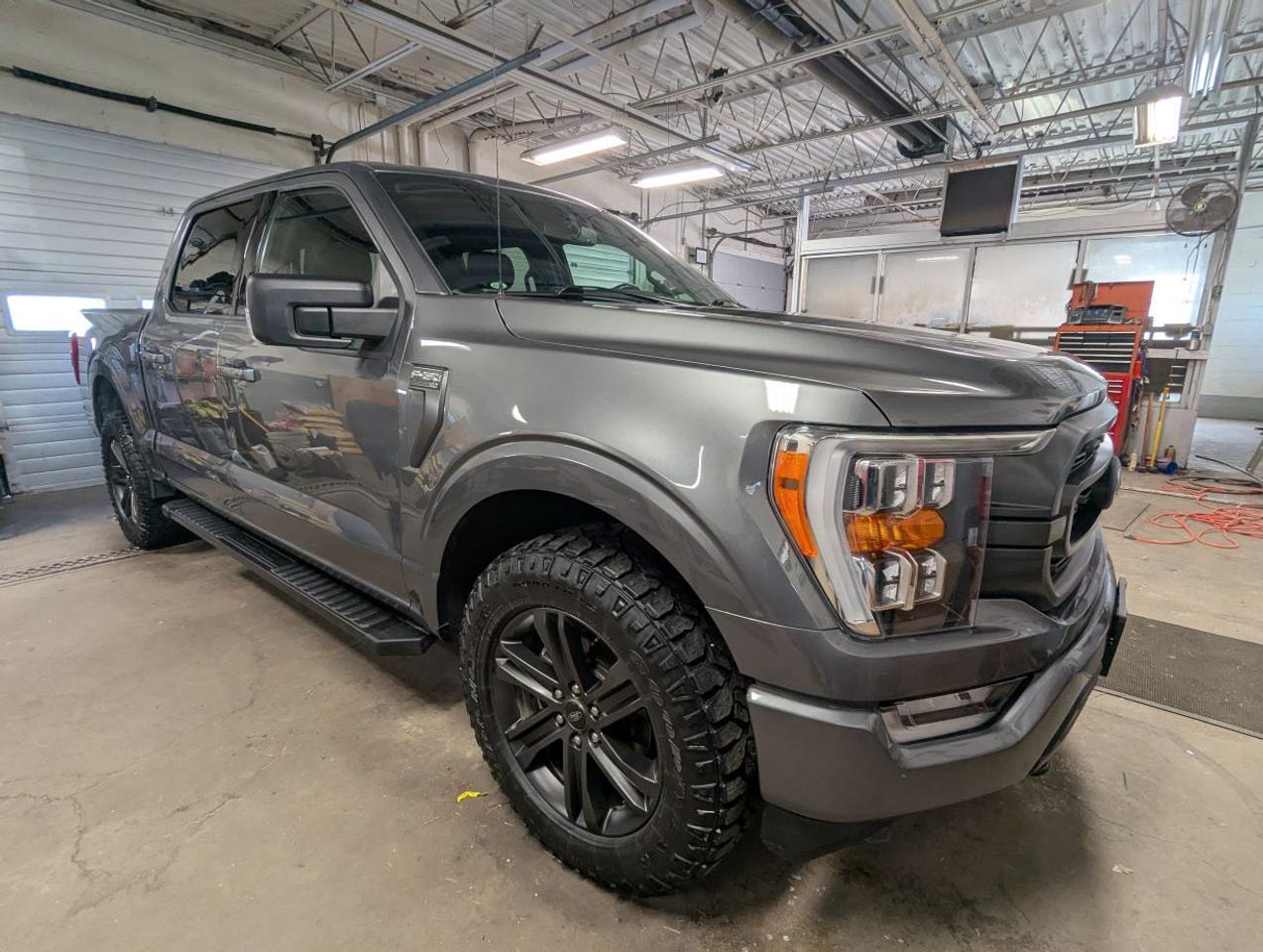 2021 Ford F-150 XLT WITH FX4 PACKAGE WITH 5.0L V8 COYOTE MOTOR!! Photo2