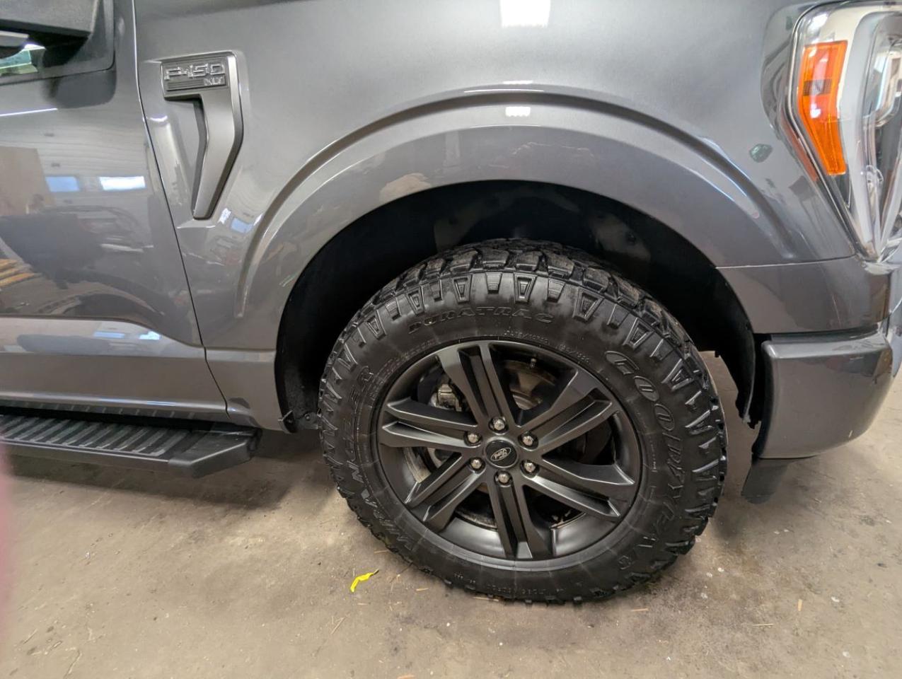 2021 Ford F-150 XLT WITH FX4 PACKAGE WITH 5.0L V8 COYOTE MOTOR!! Photo