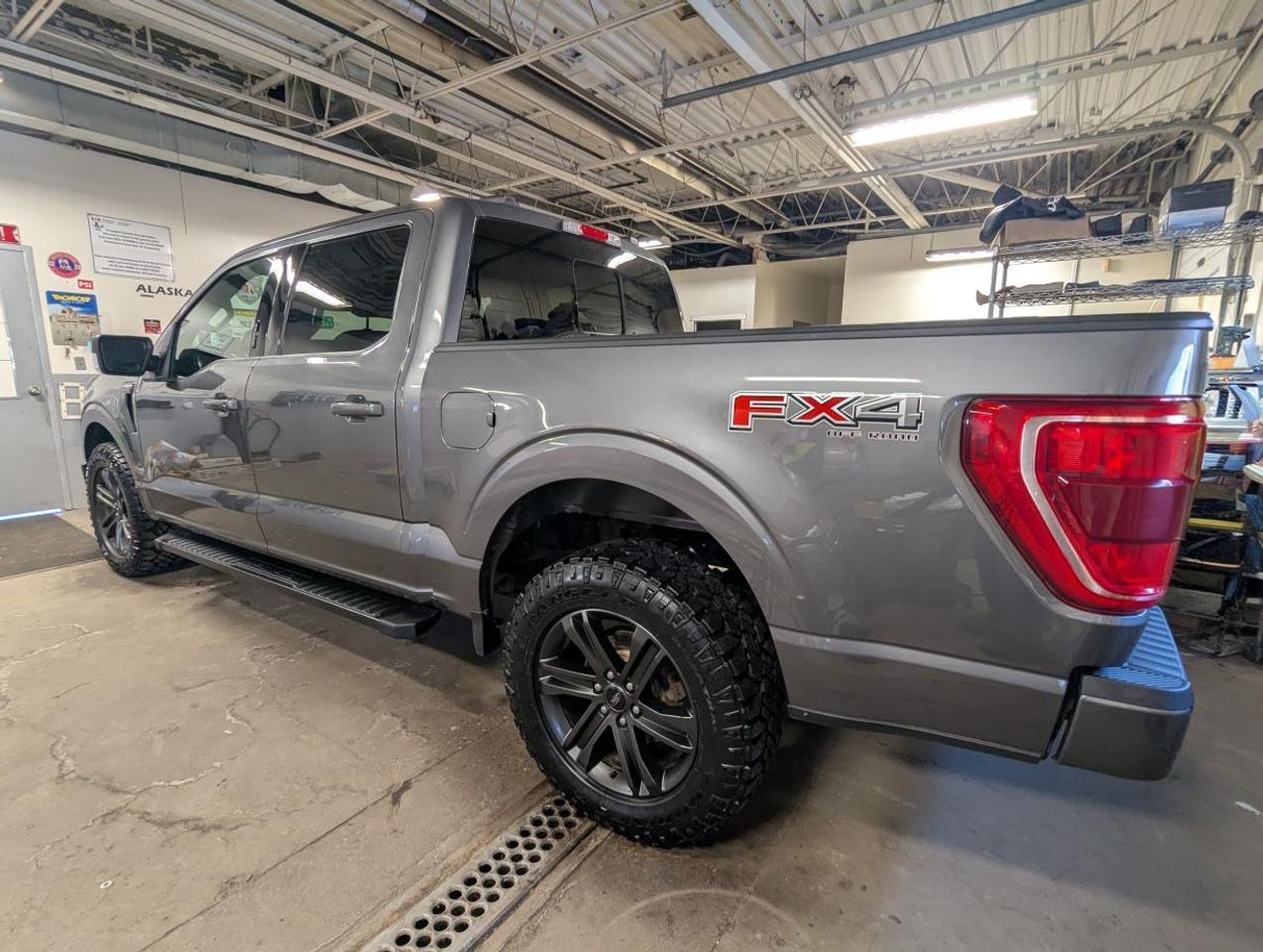 2021 Ford F-150 XLT WITH FX4 PACKAGE WITH 5.0L V8 COYOTE MOTOR!! Photo