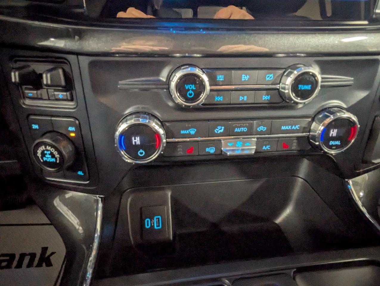 2021 Ford F-150 XLT WITH FX4 PACKAGE WITH 5.0L V8 COYOTE MOTOR!! Photo