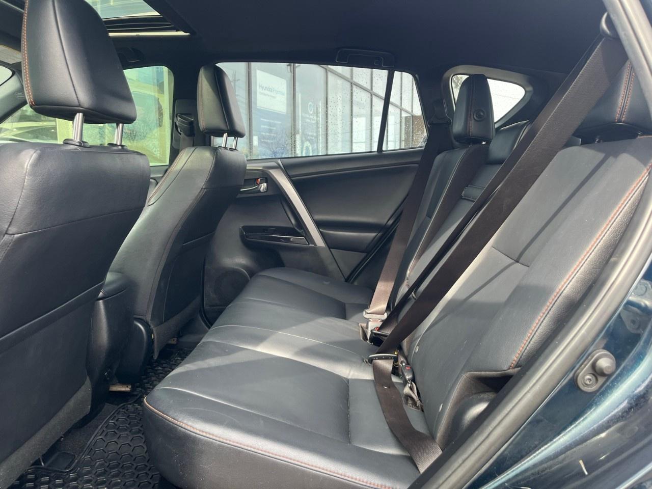 2018 Toyota RAV4 AWD Hybrid SE Photo