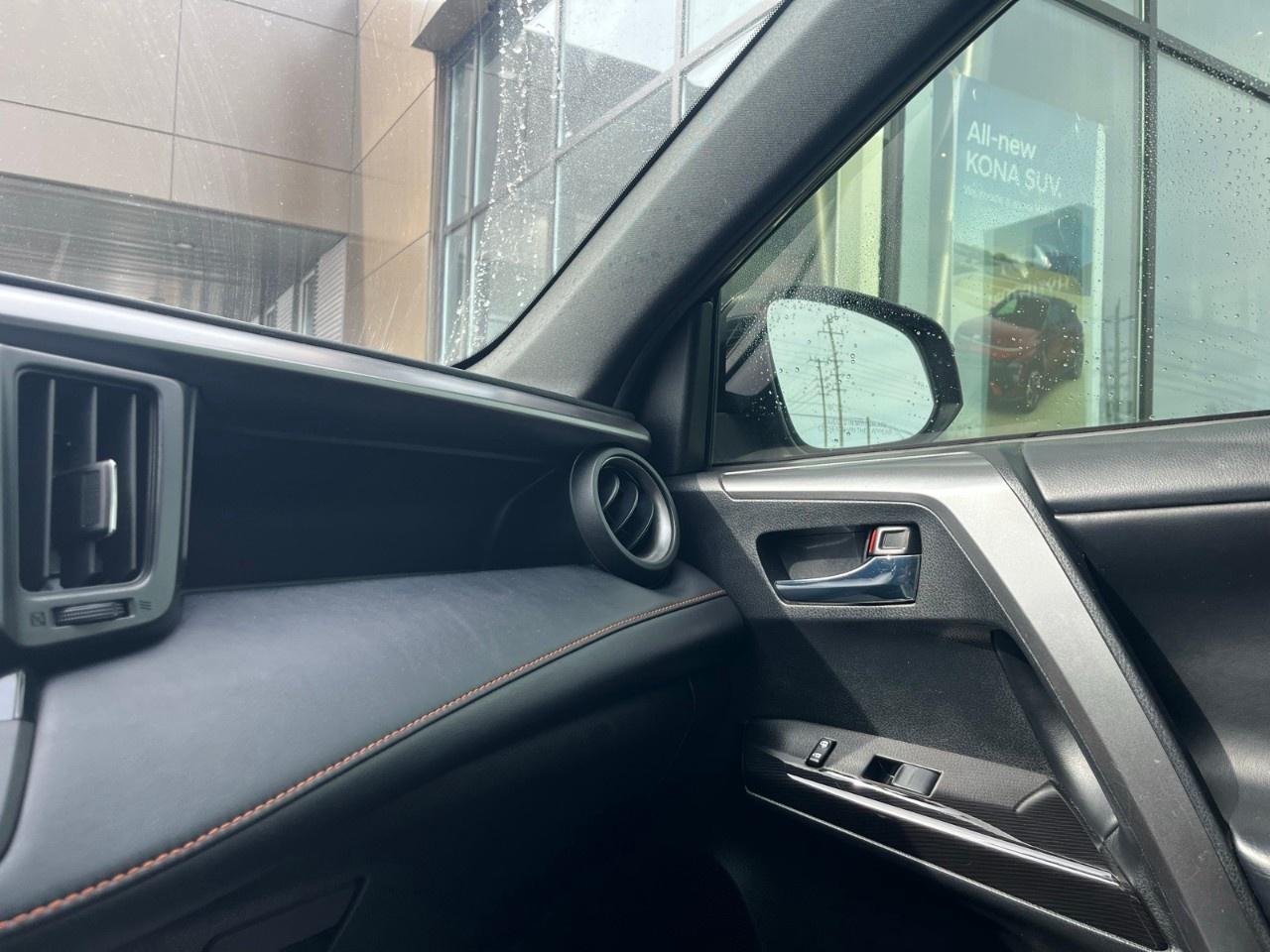 2018 Toyota RAV4 AWD Hybrid SE Photo