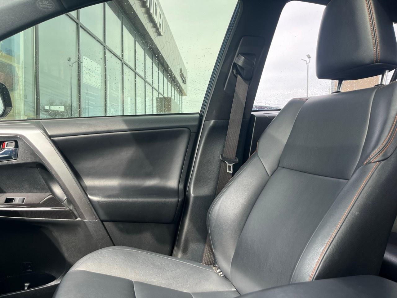2018 Toyota RAV4 AWD Hybrid SE Photo