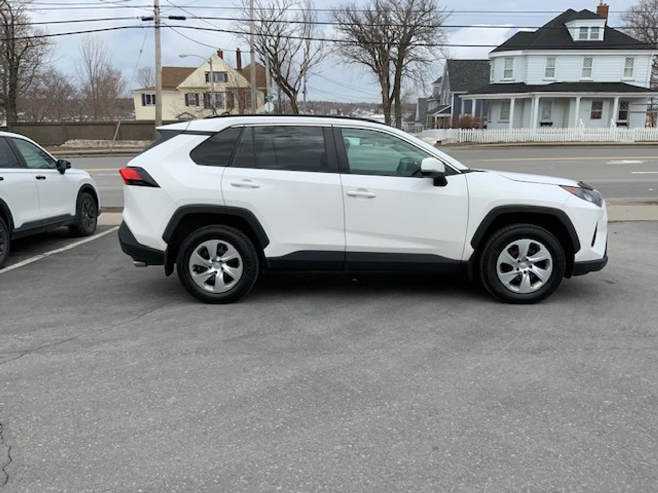 2019 Toyota RAV4 LE Photo4