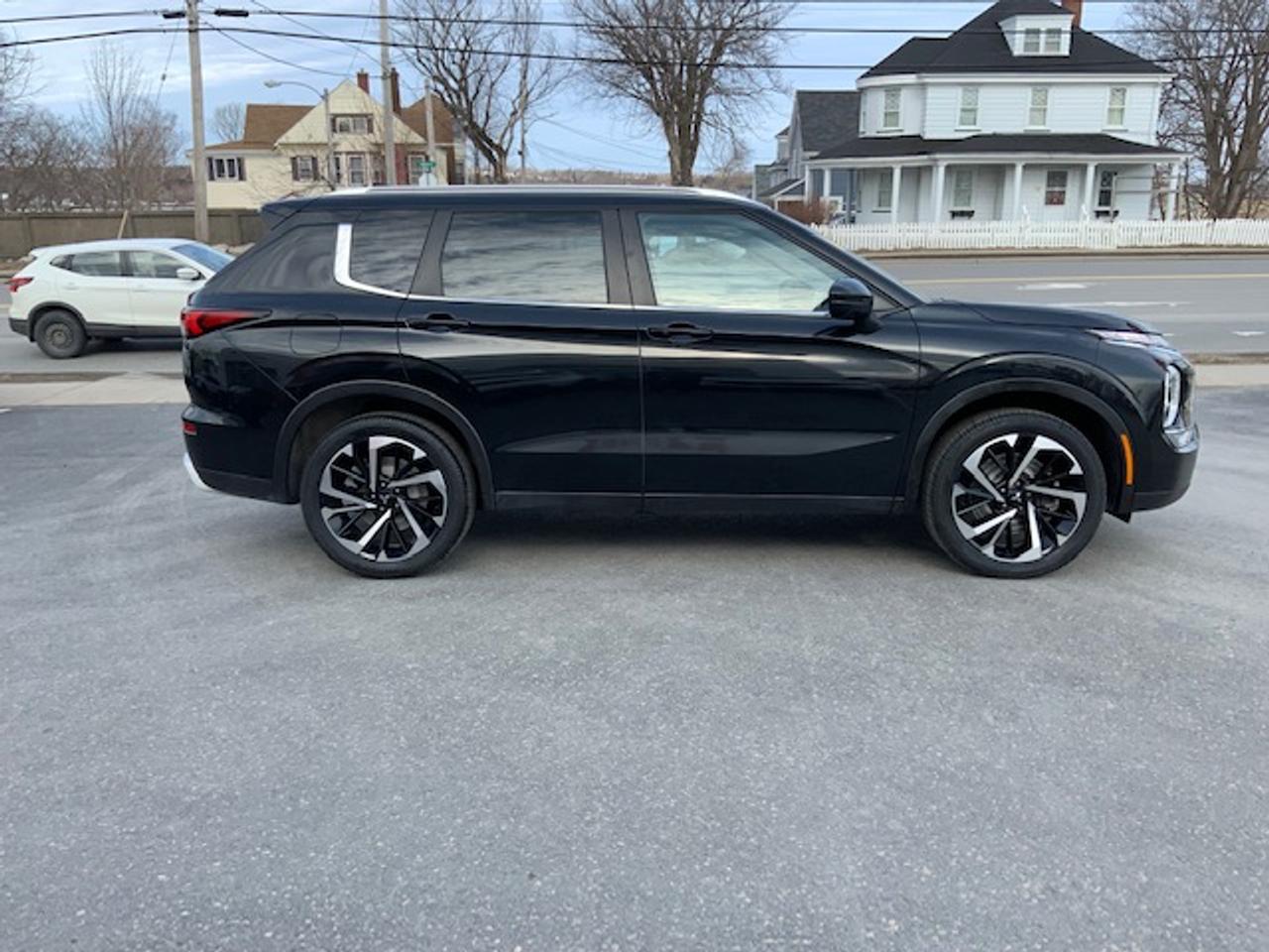 2023 Mitsubishi Outlander SEL Photo4