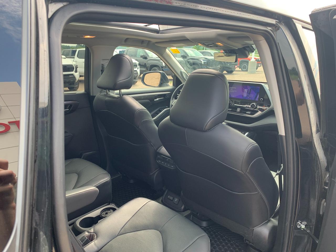 2023 Toyota Highlander Hybrid Platinum Photo