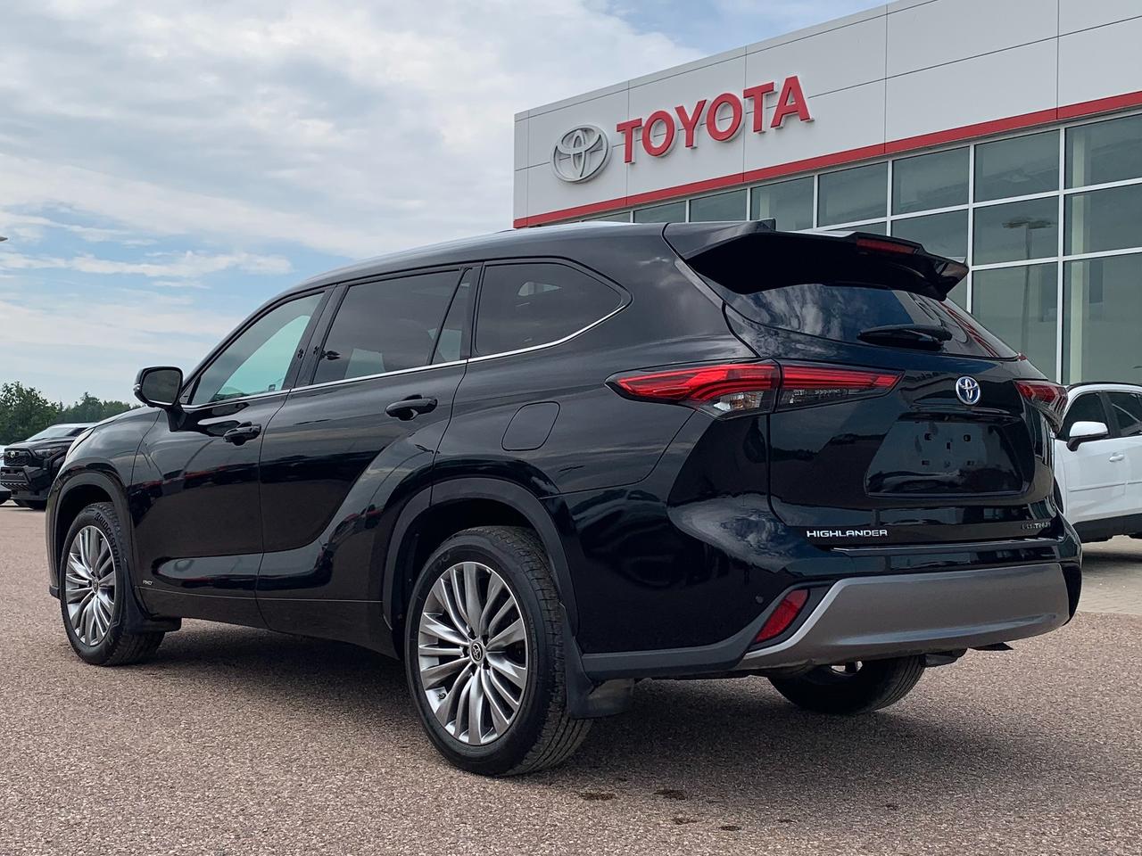 2023 Toyota Highlander Hybrid Platinum Photo