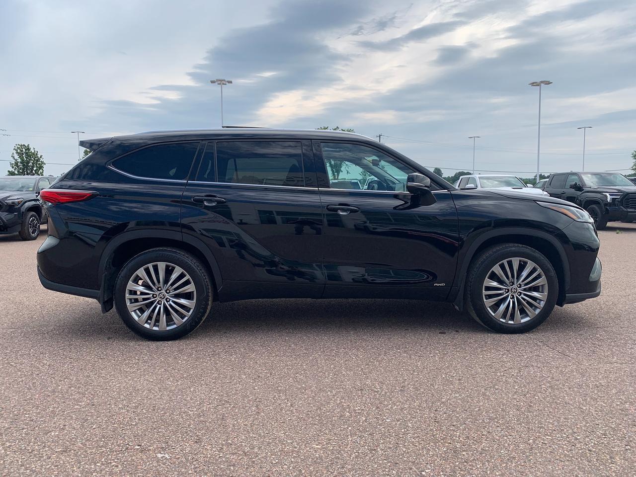 2023 Toyota Highlander Hybrid Platinum Photo