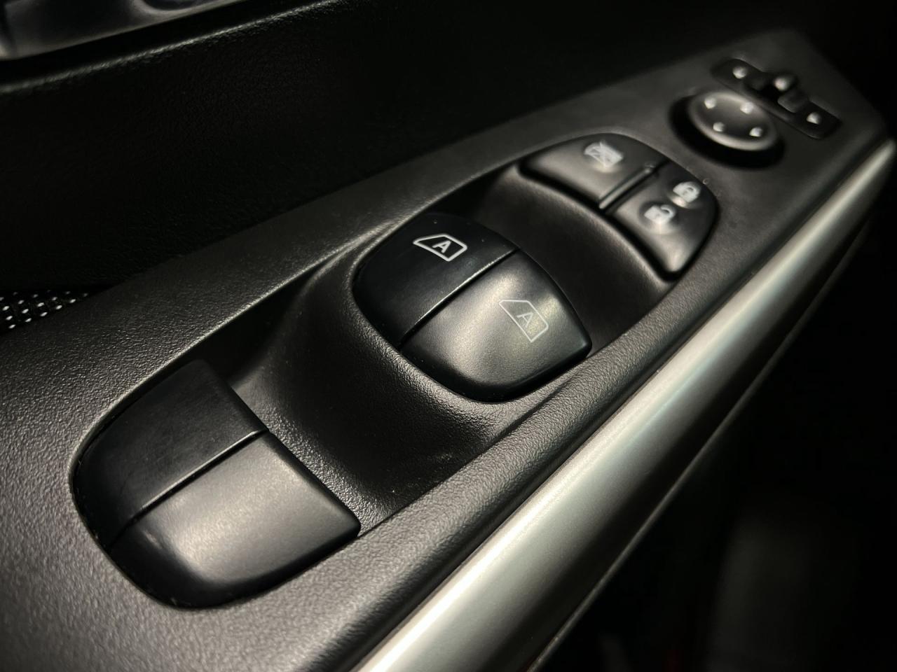 2018 Nissan Kicks SV | HTD SEATS | CARPLAY | 17IN ALLOYS | REAR CAM Photo