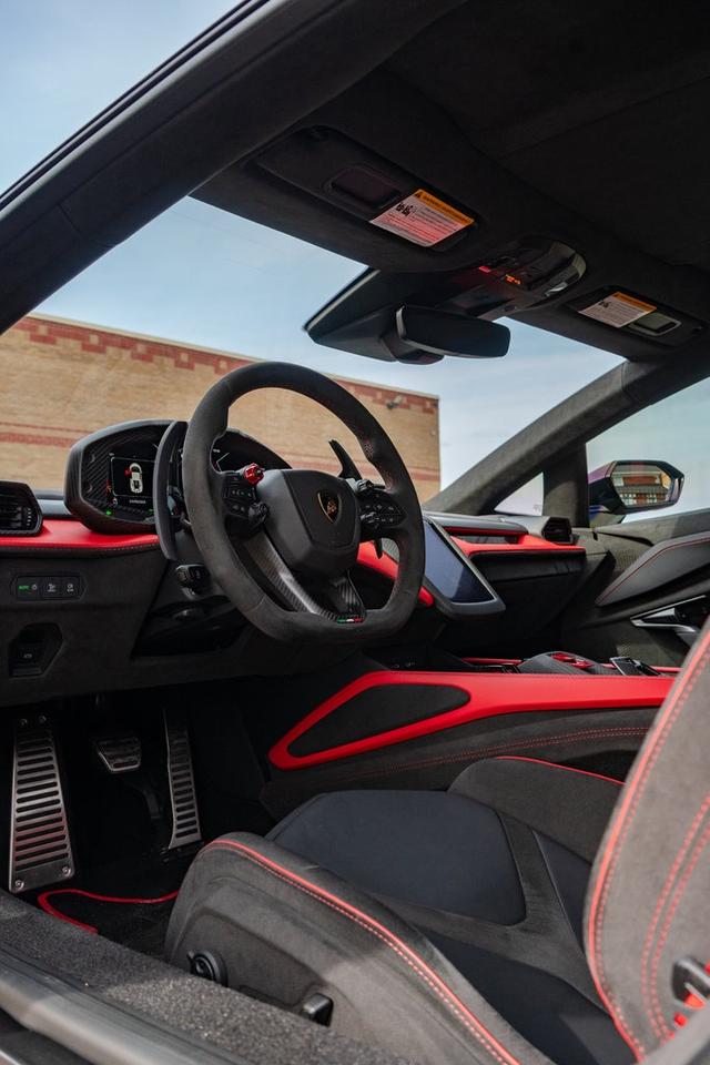 2024 Lamborghini Revuelto HPEV Photo