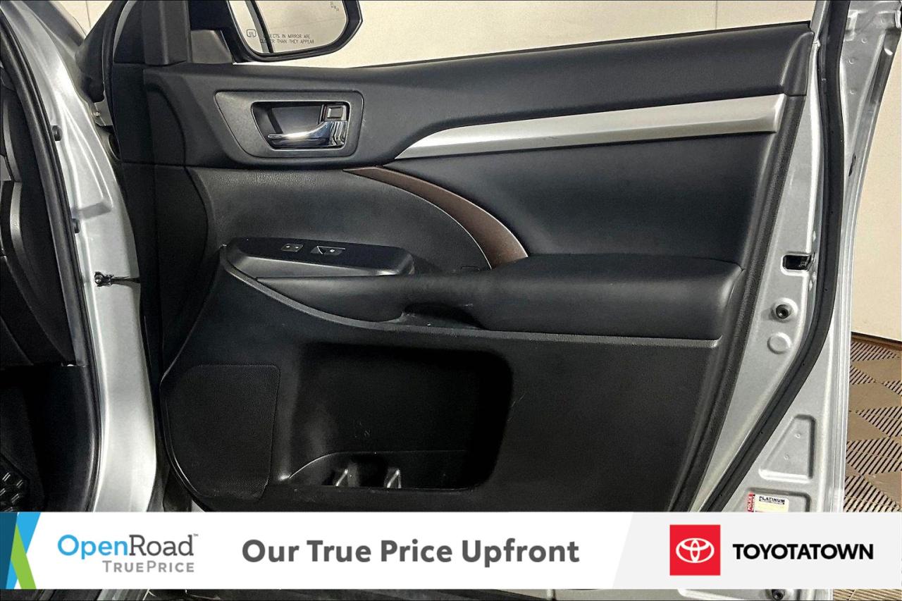 2019 Toyota Highlander XLE! LOADED! LOW MILEAGE! Photo