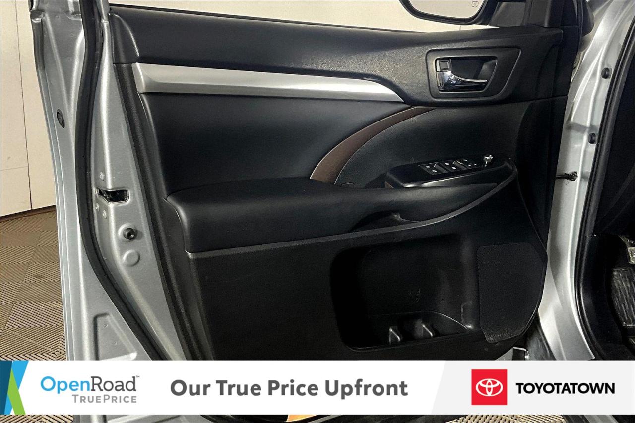 2019 Toyota Highlander XLE! LOADED! LOW MILEAGE! Photo