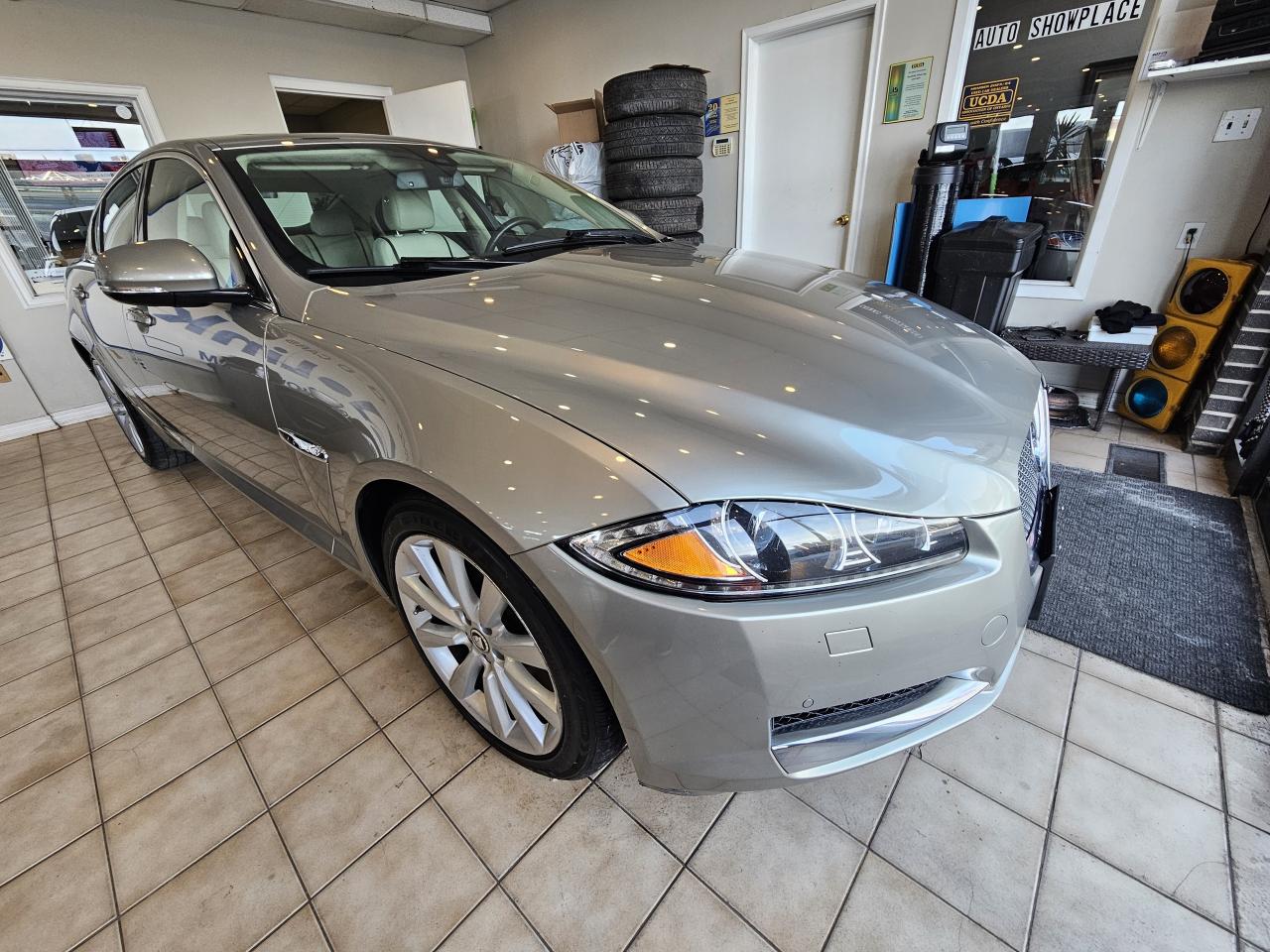 2013 Jaguar XF 4dr Sdn V6 AWD Photo2