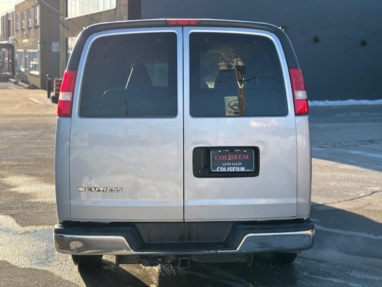 2018 Chevrolet Express 2500 LT **12 PASSENGER-BACK UP CAMERA-WE FINANCE** Photo3