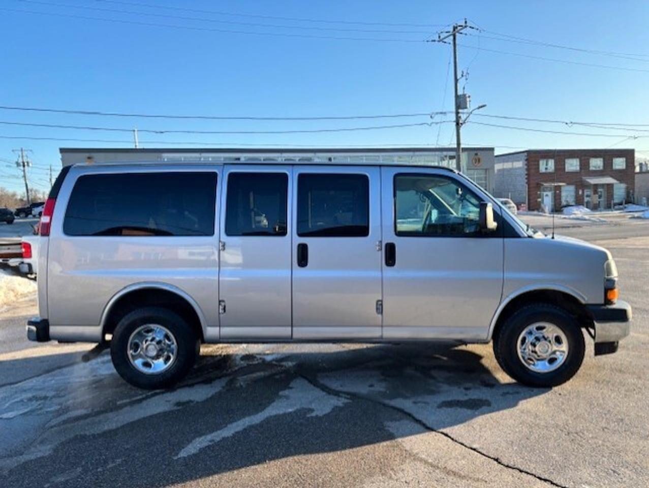 2018 Chevrolet Express 2500 LT **12 PASSENGER-BACK UP CAMERA-WE FINANCE** Photo