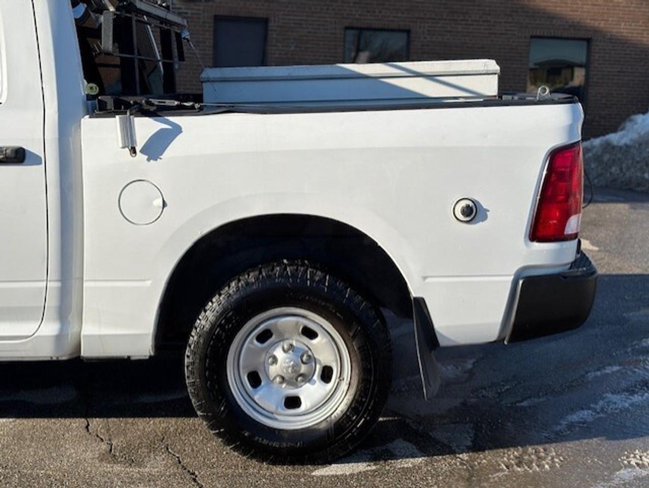 2014 RAM 1500 4WD 5.7L V8 HEMI **CREW CAB-5.7L V8-1 OWNER** Photo