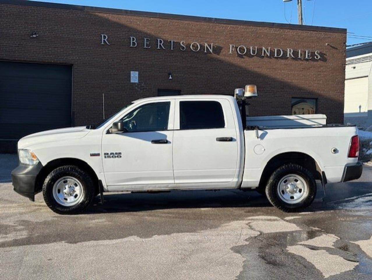 2014 RAM 1500 4WD 5.7L V8 HEMI **CREW CAB-5.7L V8-1 OWNER** Photo