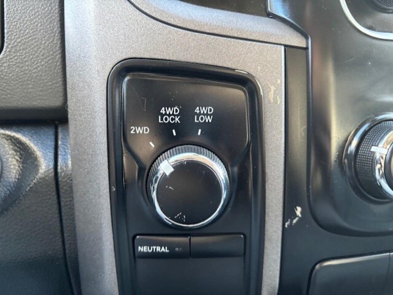 2014 RAM 1500 4WD 5.7L V8 HEMI **CREW CAB-5.7L V8-1 OWNER** Photo